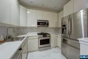 320 Midland Ct 320, West New York, NJ 07093 - Photo 5