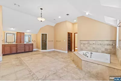 327 E Midland Avenue, Paramus, NJ 07652 - Photo 11