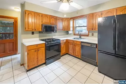 315 Longworth Avenue, Hasbrouck Heights, NJ 07604 - Photo 15