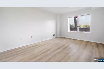 105 Nelson Court, Edgewater, NJ 07020 - Photo 11