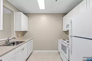 905 River Road 307, Edgewater, NJ 07020 - Photo 15