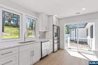 15 Bredder Court, Elmwood Park, NJ 07407 - Photo 7