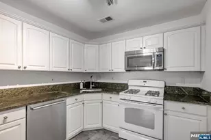 1037 Cumberland Ct, Mahwah, NJ 07430 - Photo 7