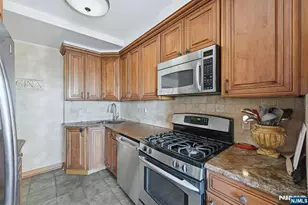 2 Horizon 1010, Fort Lee, NJ 07024 - Photo 11