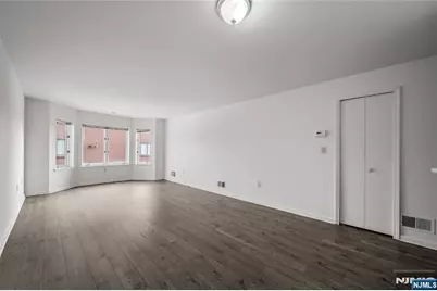 402 Chase Court 402 #402, Edgewater, NJ 07020 - Photo 7