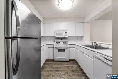 402 Chase Court 402 #402, Edgewater, NJ 07020 - Photo 3