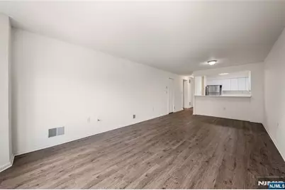 402 Chase Court 402 #402, Edgewater, NJ 07020 - Photo 9
