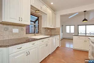 5 Beverly Pl, Edgewater, NJ 07020 - Photo 11