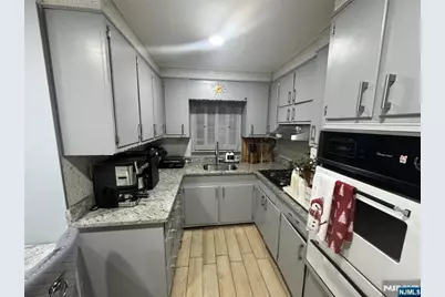 460 Avenue E 1 #1, Bayonne, NJ 07002 - Photo 11