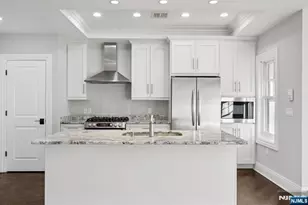 24 Marquis Ct, Edgewater, NJ 07020 - Photo 9