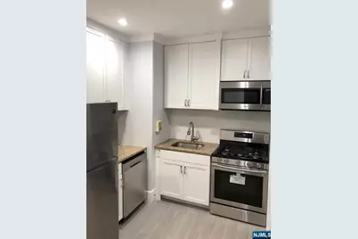 553 Undercliff Avenue 5 #5, Edgewater, NJ 07020 - Photo 1