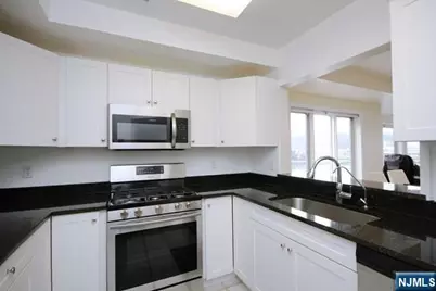 307 Jefferson Court, Edgewater, NJ 07020 - Photo 13