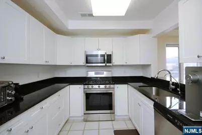 307 Jefferson Court, Edgewater, NJ 07020 - Photo 11