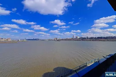 307 Jefferson Court, Edgewater, NJ 07020 - Photo 3