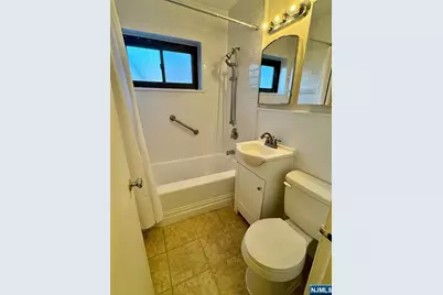 411 Park 2J #2J, Fort Lee, NJ 07024 - Photo 3