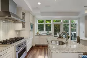 6 Cambridge Way 6, Weehawken, NJ 07086 - Photo 5