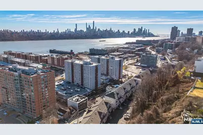 19 Legend Hills Drive 19 #19, Edgewater, NJ 07020 - Photo 3