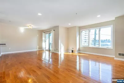 19 Legend Hills Drive 19 #19, Edgewater, NJ 07020 - Photo 9