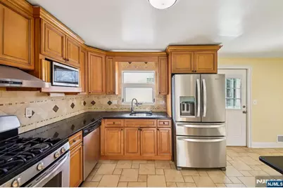 8 Hall Road, Paramus, NJ 07652 - Photo 15