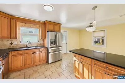 8 Hall Road, Paramus, NJ 07652 - Photo 17