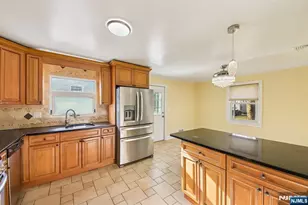 8 Hall Rd, Paramus, NJ 07652 - Photo 17