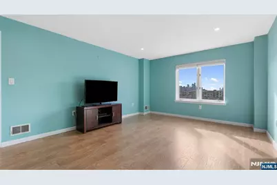 605 Thornton Court T605 #T605, Edgewater, NJ 07020 - Photo 17