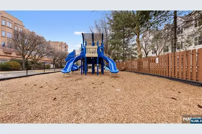 605 Thornton Court T605 #T605, Edgewater, NJ 07020 - Photo 29
