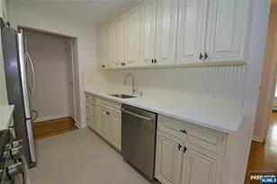 8 Leary Ln 4, Edgewater, NJ 07020 - Photo 9