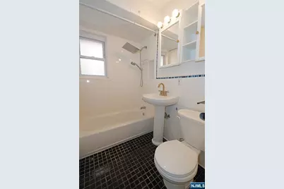 8 Leary Lane 4 #4, Edgewater, NJ 07020 - Photo 17