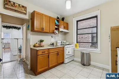 527-529 34th C3 #C3, Union City, NJ 07087 - Photo 3