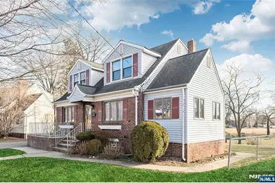 27-10 Urban Place, Fair Lawn, NJ 07410 - Photo 3