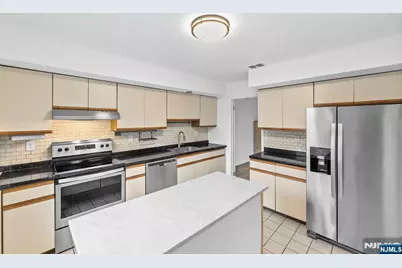 319 Gorge Road 5 #5, Cliffside Park, NJ 07010 - Photo 7