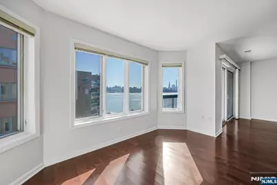 502 Smith Court R502 #R502, Edgewater, NJ 07020 - Photo 9