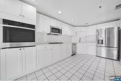 502 Smith Court R502 #R502, Edgewater, NJ 07020 - Photo 13