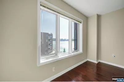 502 Smith Court R502 #R502, Edgewater, NJ 07020 - Photo 17