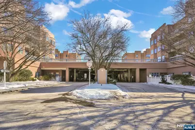 502 Smith Court R502 #R502, Edgewater, NJ 07020 - Photo 31