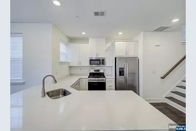 63 Veterans Way 426 #426, Morris Plains, NJ 07950 - Photo 5