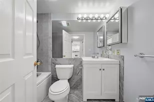 302 Hancock Ct 302, Edgewater, NJ 07020 - Photo 5