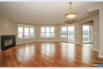 602 Rutledge Court, Edgewater, NJ 07020 - Photo 3