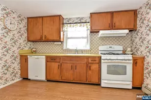 90 Emwood Dr, Emerson, NJ 07630 - Photo 7