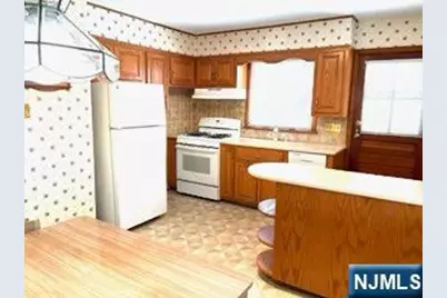 734 Louise Court, Lyndhurst Township, NJ 07071 - Photo 3