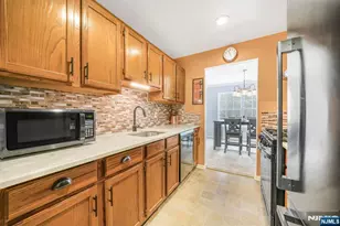 42 Vernon Ct, Waldwick, NJ 07463 - Photo 3