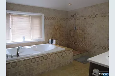 209 Tremont Avenue, Fort Lee, NJ 07024 - Photo 9