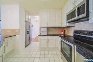 100 Carlyle Dr 16Es, Cliffside Park, NJ 07010 - Photo 27