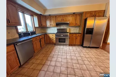 567 Kingsland Avenue 1 #1, Lyndhurst Township, NJ 07071 - Photo 3