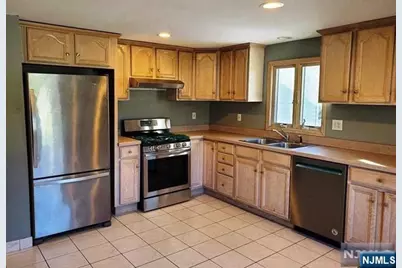 44 Chamberlain Avenue 2nd Floor #2nd Floor, Elmwood Park, NJ 07407 - Photo 5