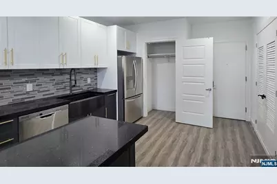 211 Baldwin Avenue 403 #403, Jersey City, NJ 07306 - Photo 17