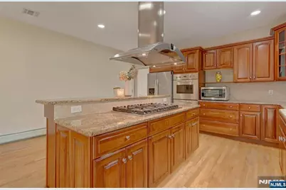 501 Clinton Avenue, Wyckoff Township, NJ 07481 - Photo 9