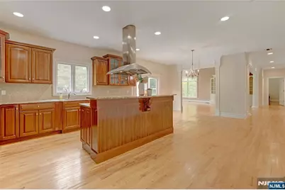 501 Clinton Avenue, Wyckoff Township, NJ 07481 - Photo 7