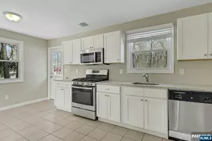 8 Iroquois Ave, Oakland, NJ 07436 - Photo 15